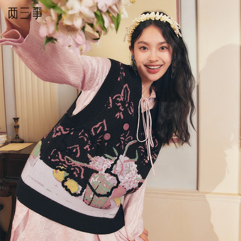 两三事顽味脑暴2023秋季新款复古风提花V领纽扣百搭设计毛衣马甲