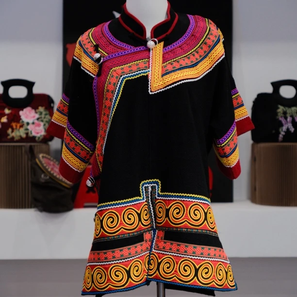 李小彝 彝族民族服装短款短袖气质黑色刺绣长袖民族风女上衣