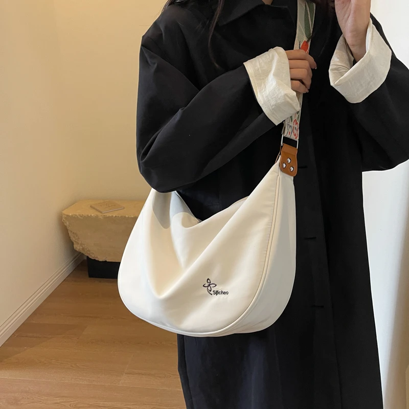 女新款潮大容量帆布包单肩手提袋腋下包休闲斜挎饺子上班包女士