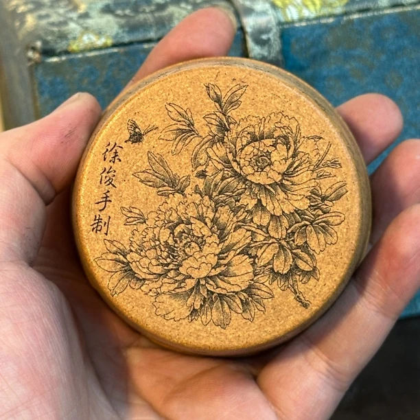 宜兴原矿精品花开富贵紫砂杯,泥料家藏黄金段容量100cc紫砂杯