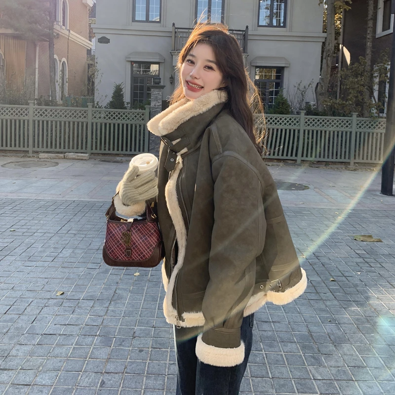 复古绿色麂皮绒机车羊羔毛外套女秋冬2024高级感羊羔毛外套穿搭