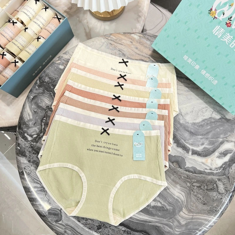 2025新品华夫格字母小香彩棉档女士内裤中腰包臀三角底裤22583