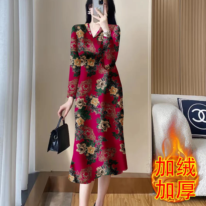 加绒加厚V领长袖红色连衣裙子秋冬新款洋气保暖中老年女装妈妈装