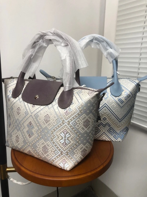 百鸟苗艺壮族壮锦手工大饺子包