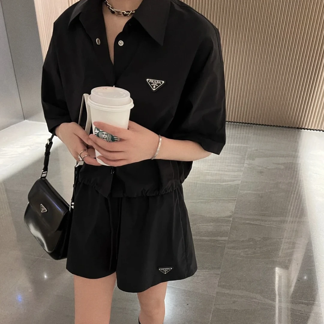 Prada/普拉达 黑色短款金属三角标防风衣 38码 99新/无配件