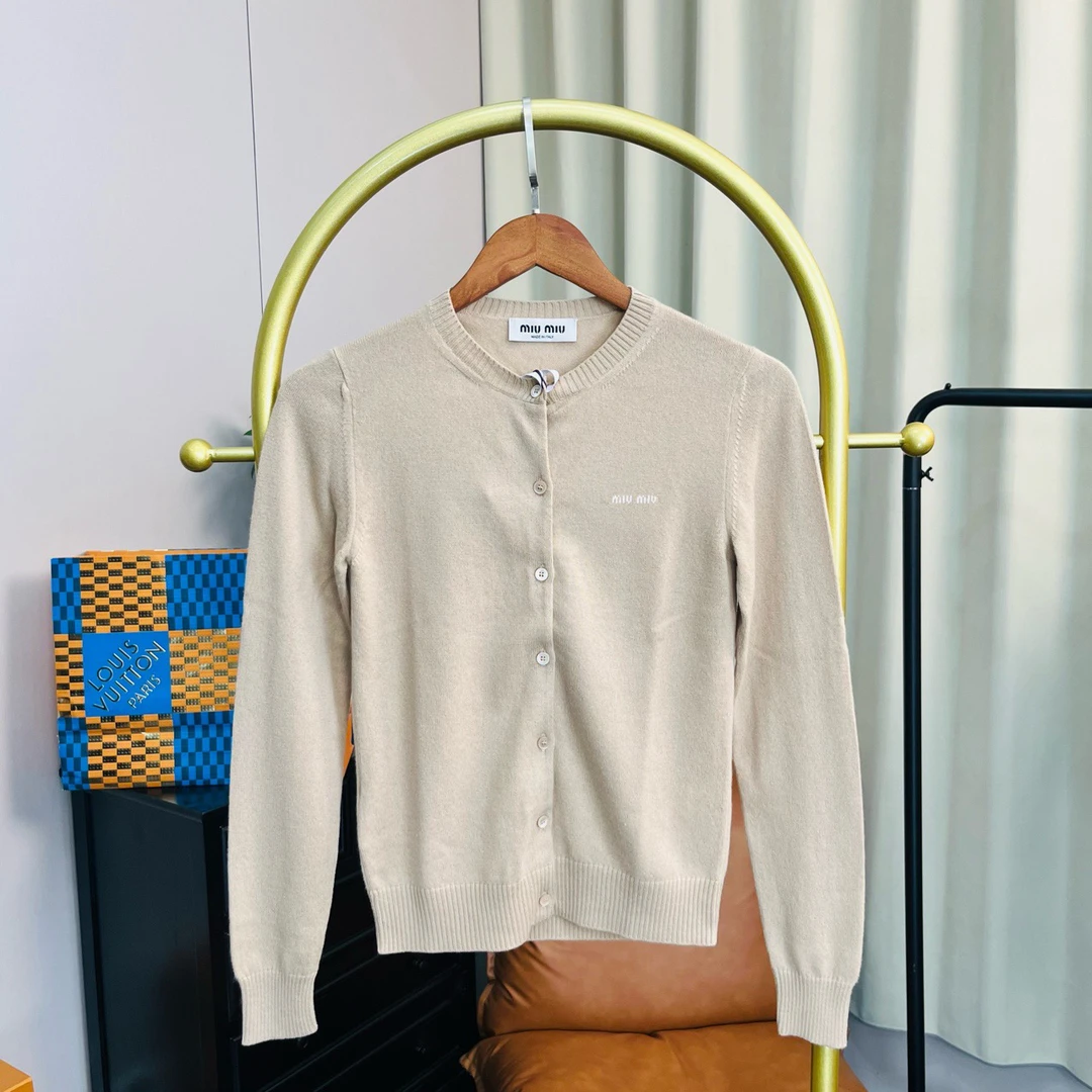 Miumiu/缪缪 24ss 奶茶色小logo开衫 36码/99新 无配件