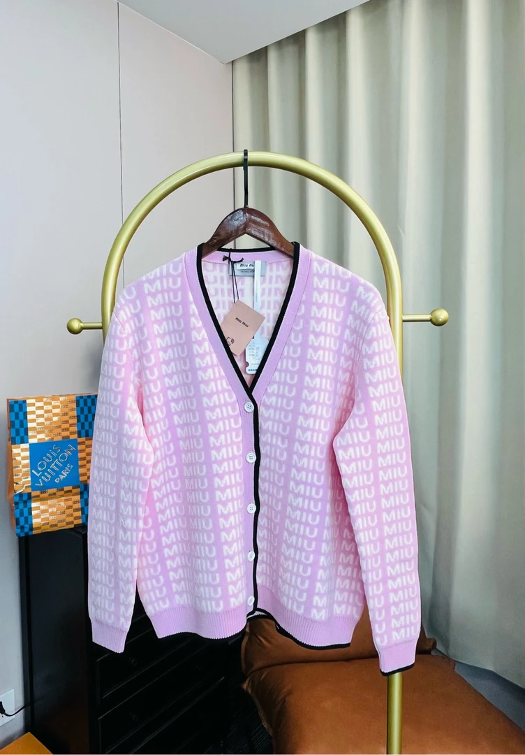Miumiu/缪缪 粉色满印弹幕开衫 38码/全新未使用/带吊牌