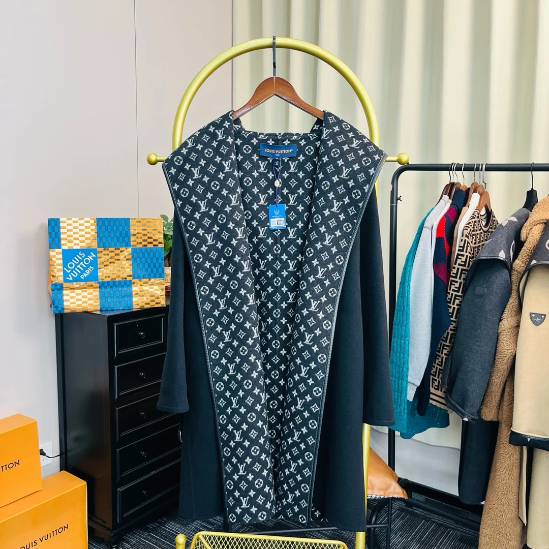 Louis Vuitton/路易威登 黑色内里满印大衣 36码/99新 无配件