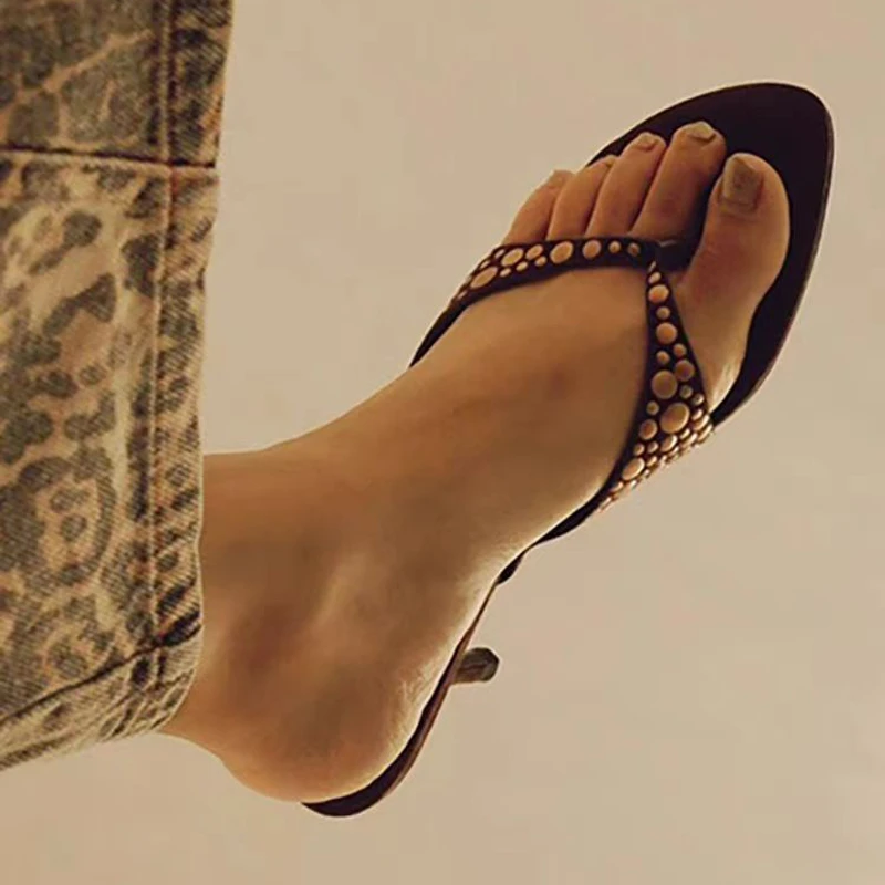 人字拖女外穿时尚金属装饰夹脚拖鞋欧美2025夏季新款防滑沙滩鞋子