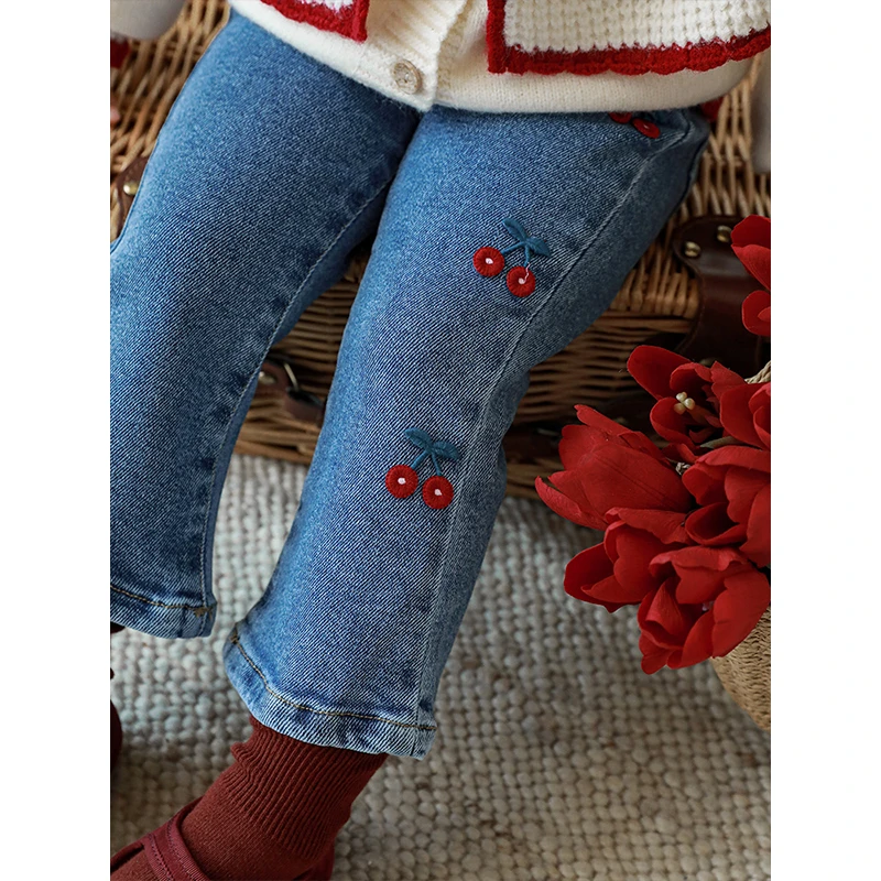 幼悠女童 儿童春秋红玛瑙绣标 复古微喇牛仔裤 Q2691