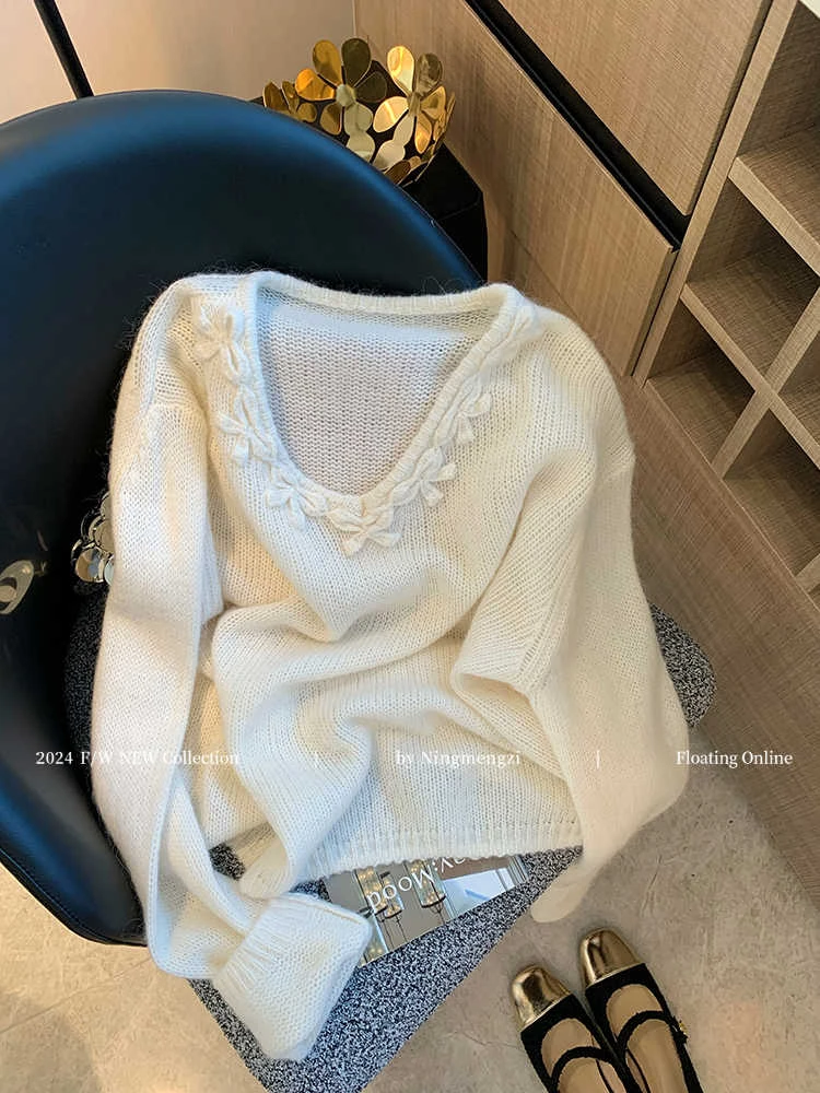 慵懒风白色刺绣v领针织衫毛衣女洋气秋冬新款别致减龄白色毛衣