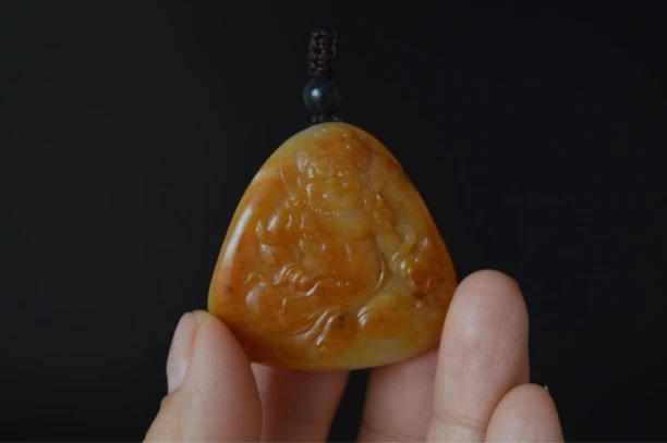 新疆和田玉沁料黄财神