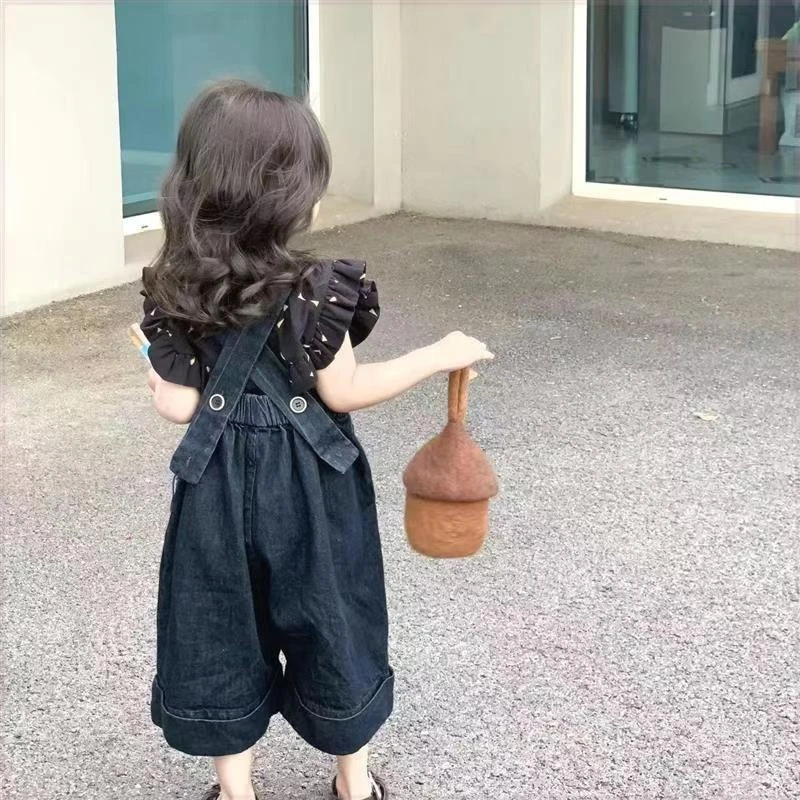 女童背带裤套装2025春夏新款女童阔腿牛仔裤宝宝满印小飞袖上衣潮