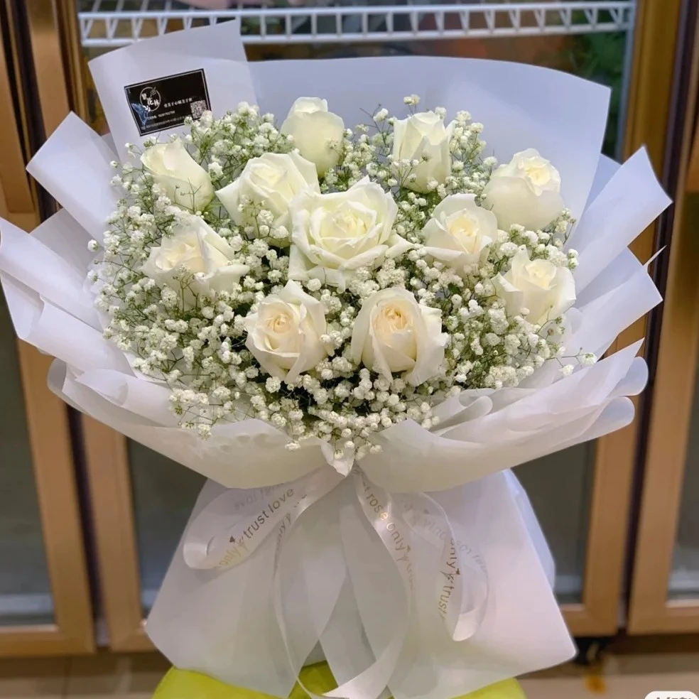 玫瑰搭配满天星花束