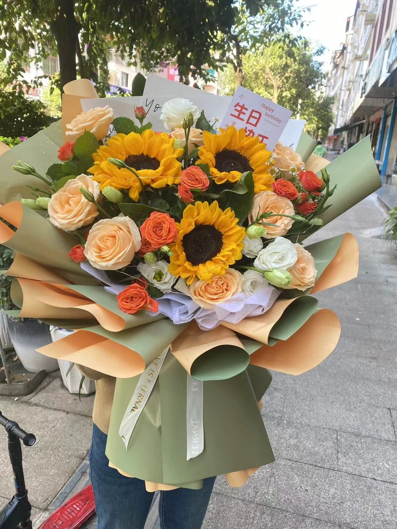向日葵玫瑰混搭花束送长辈的生日花鲜花玫瑰花
