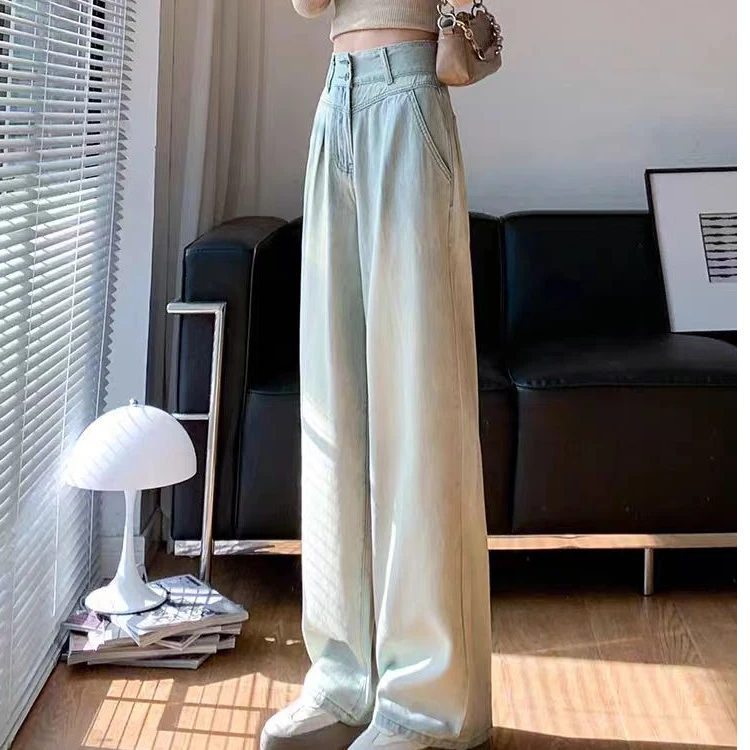 浅色双排扣阔腿牛仔裤