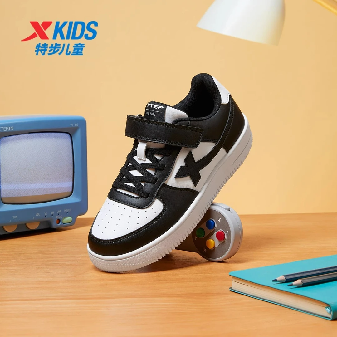 特步儿童鞋子2025春秋新款男童运动鞋黑白熊猫低帮女童板鞋中大童