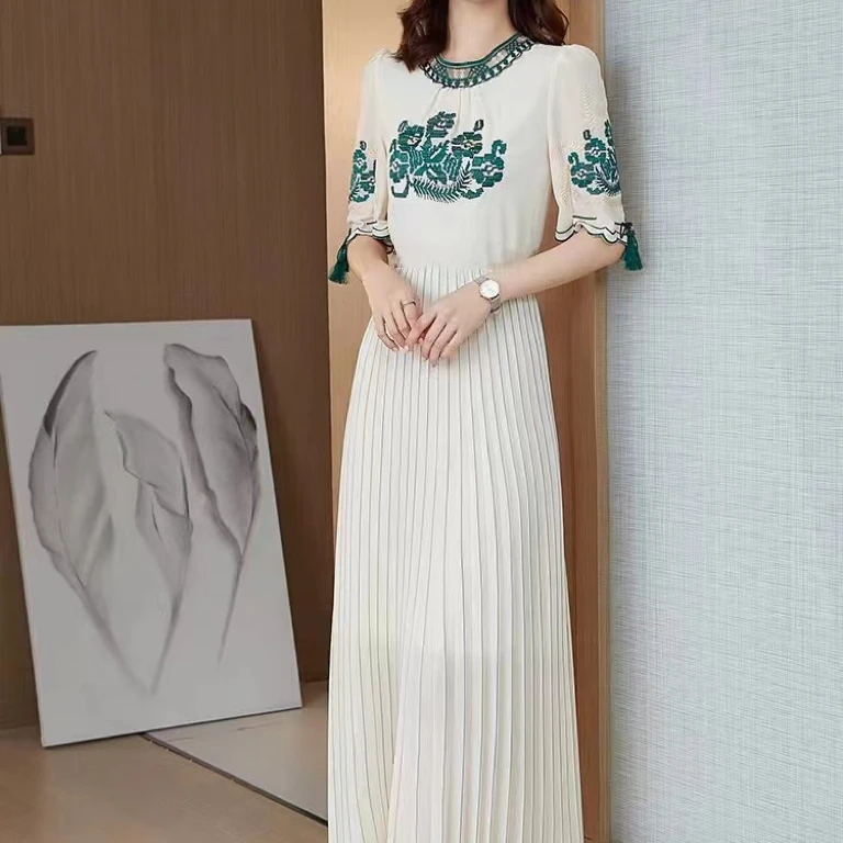 2025新中式国风刺绣夏季高端镂空收腰显瘦百褶连衣裙25103