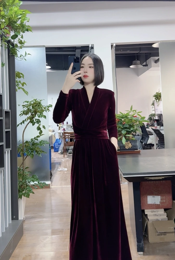 25301-酒红色系带丝绒气质修身高腰长袖直角肩交叠V领连衣裙