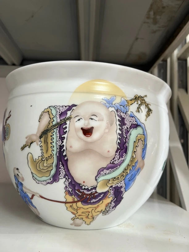 白瓷大缸造型优美
