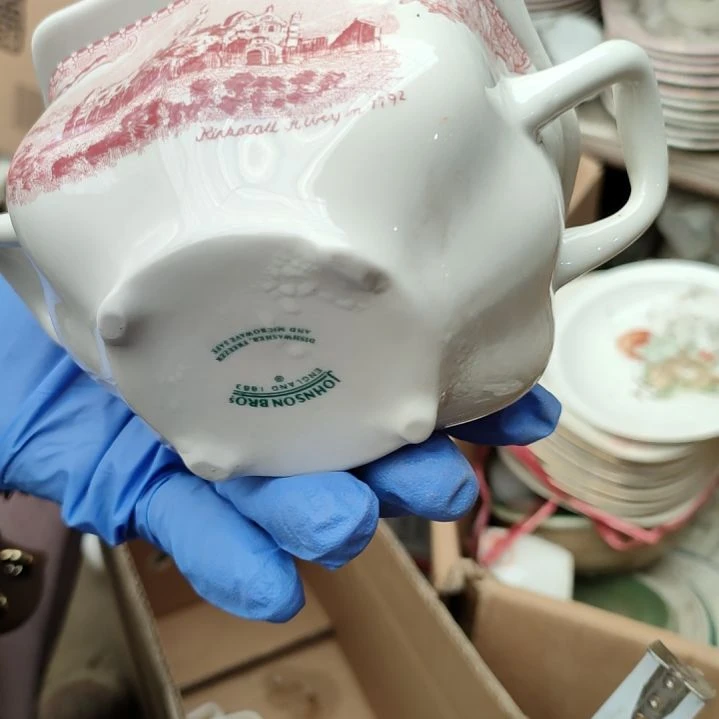 摆件盘子碗茶壶啥都有