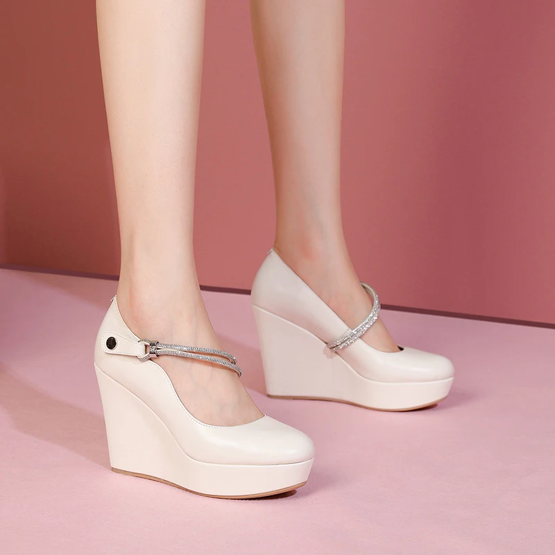 法式厚底坡跟单鞋女气质一字带水钻仙女风防水台圆头白色超高跟鞋