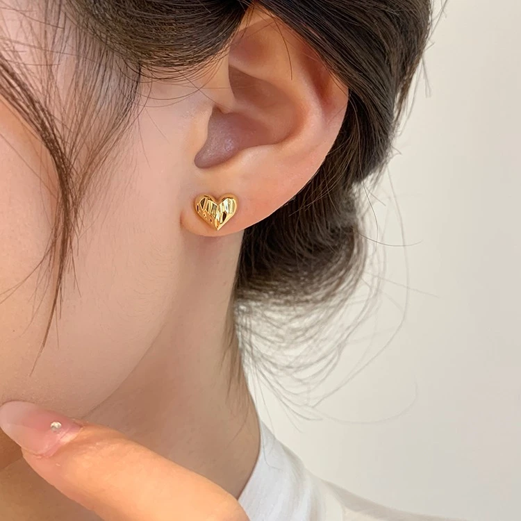 铜合金耳饰 小巧金色爱心耳钉女夏小众耳环高级耳饰2023年新款潮