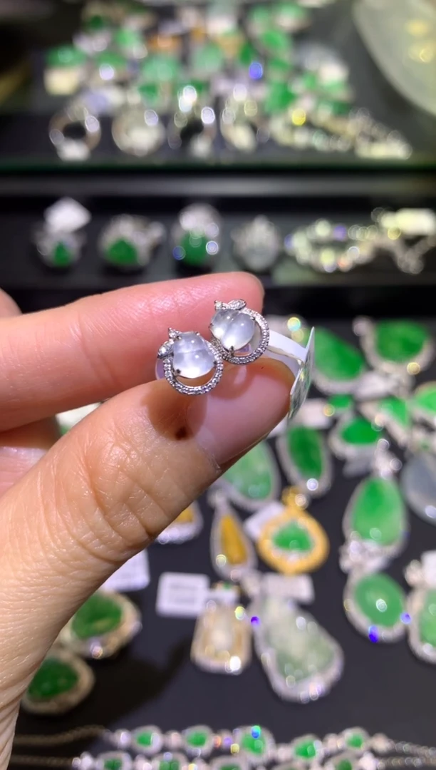 【闪购商品】翡翠吊坠(不含链)18K金镶嵌耳饰