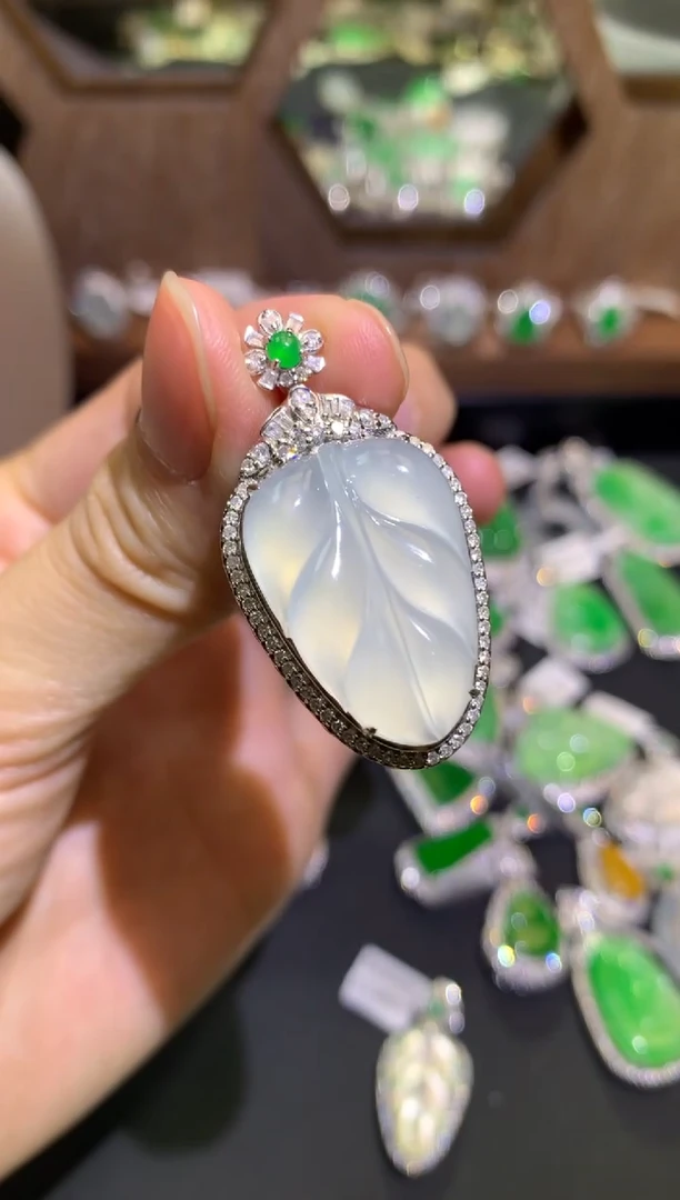 【闪购商品】翡翠吊坠(不含链)18K金镶嵌吊坠