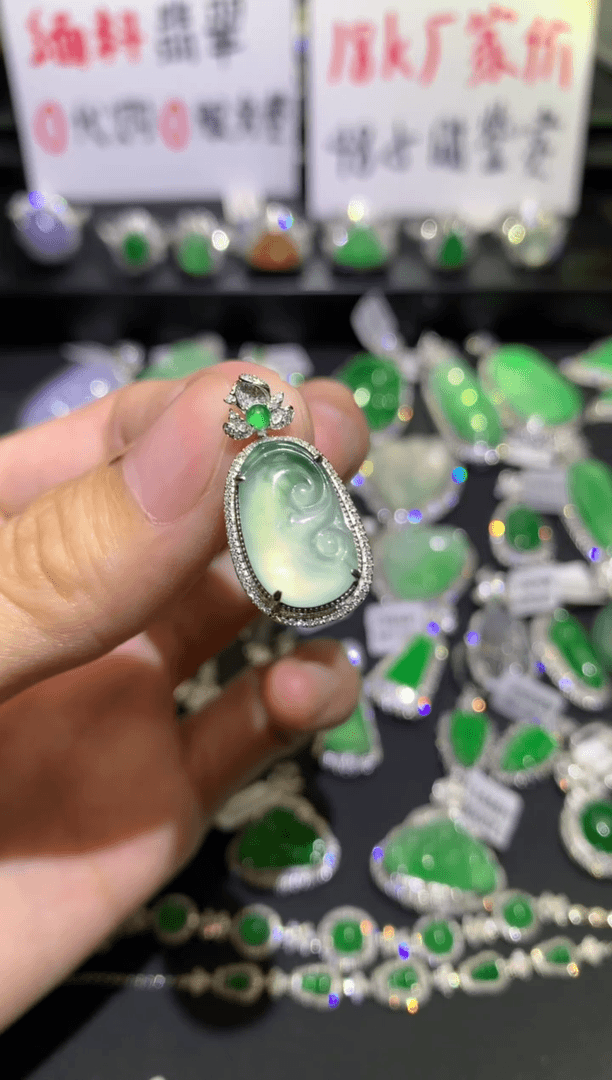 【闪购商品】翡翠吊坠(不含链)18K金镶嵌豆子
