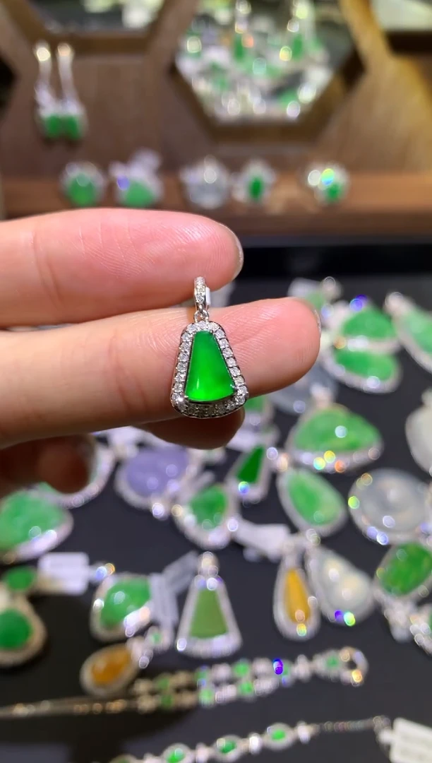 【闪购商品】翡翠吊坠(不含链)18K金镶嵌吊坠