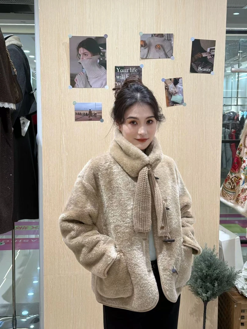 【慕莎服饰】韩系圆领配围脖毛毛外套#3799