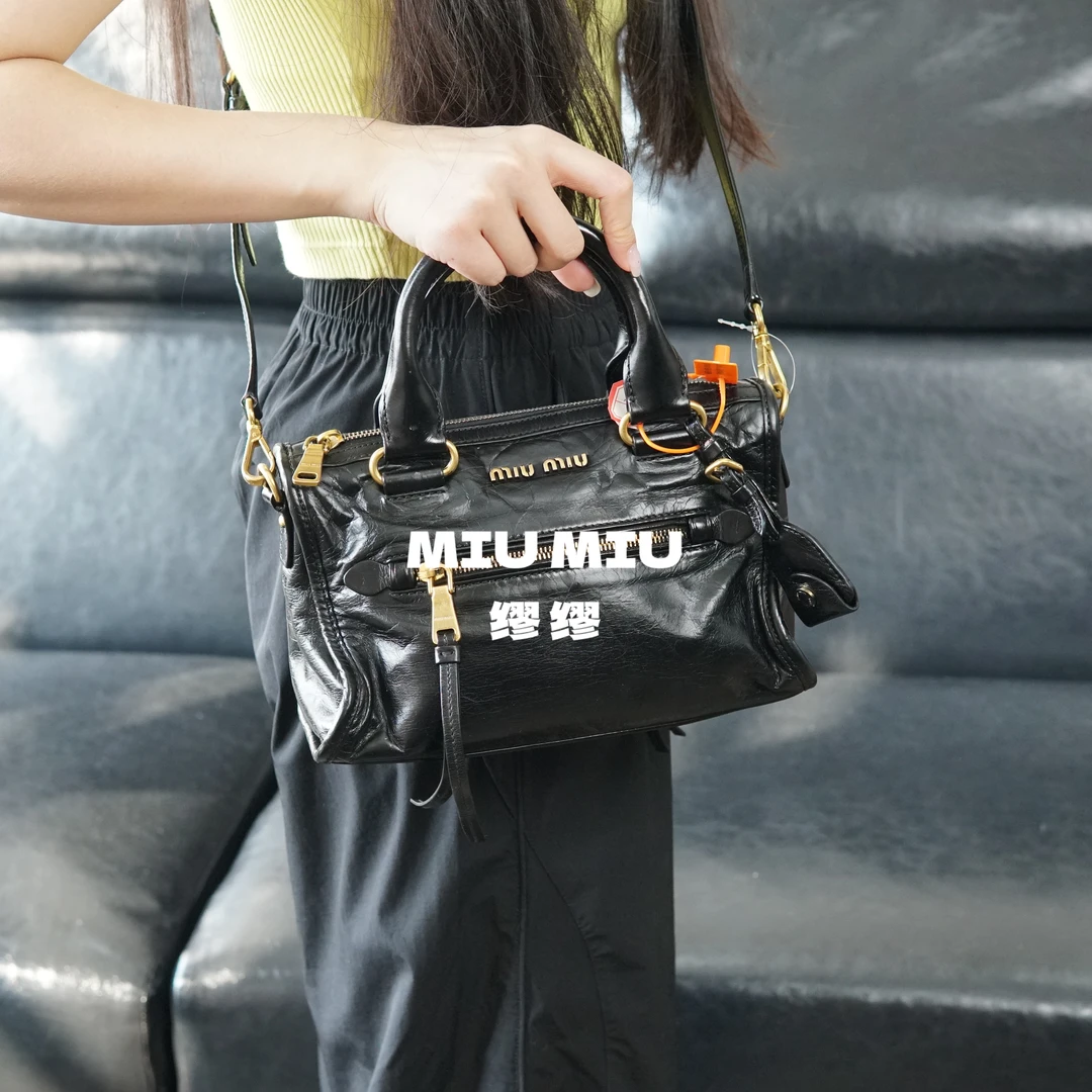 95新 MIU MIU/缪缪 95新 miumiu 黑金斜挎包/ZZ07821018/1018/T台