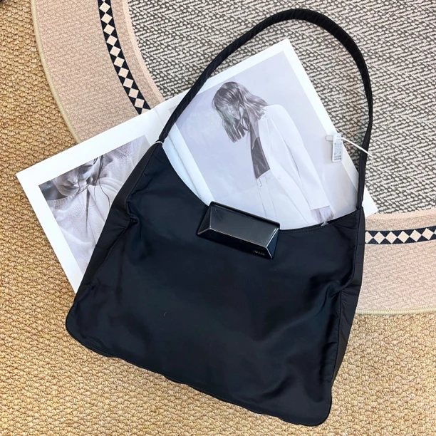 95新 Prada/普拉达  XM/黑色尼龙 休闲百搭慵懒单肩包/SG03130302