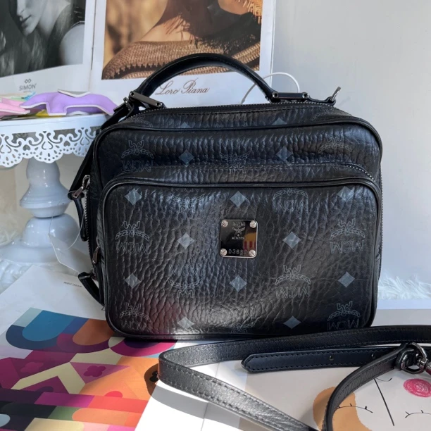 95新 MCM XM/黑色满印 多层实用老花通勤斜挎相机包/ZZ09717006