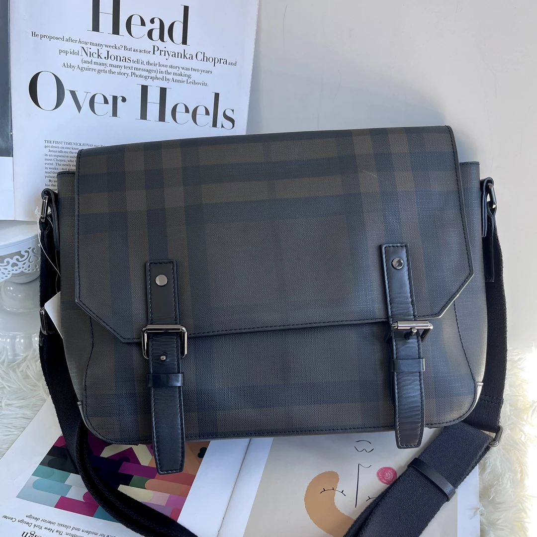 95新 BURBERRY/博柏利  XM/休闲黑灰拼格纹邮差斜挎包/WP09727045