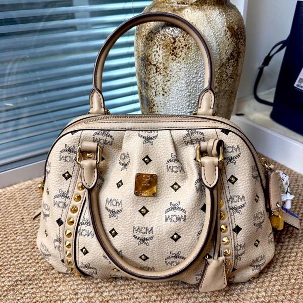 95新 MCM XM/奶茶色南瓜老花手提斜挎枕头包/MK07704028