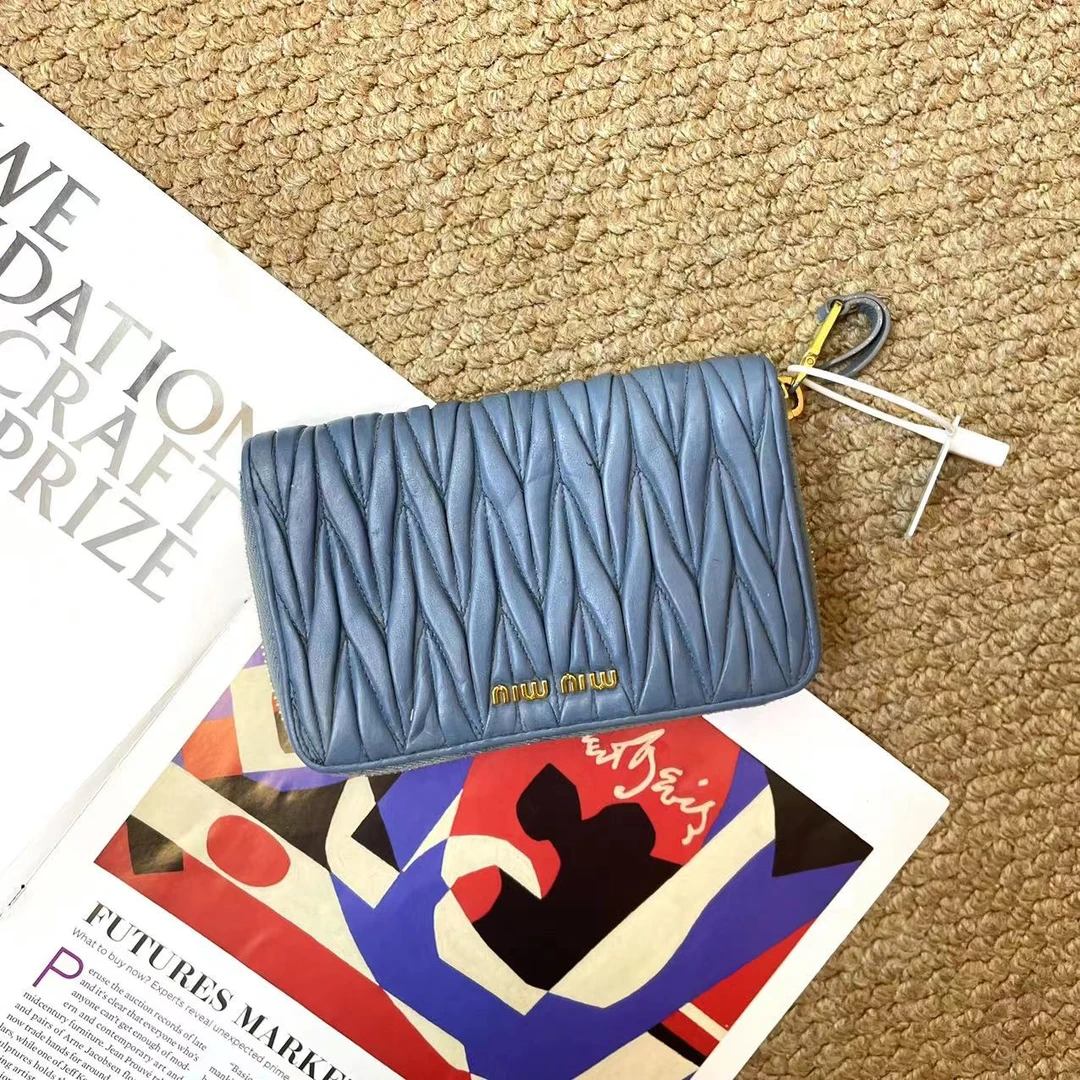 95新 MIU MIU/缪缪  XM/褶皱雾霾蓝 精致小钱包/SP08209039