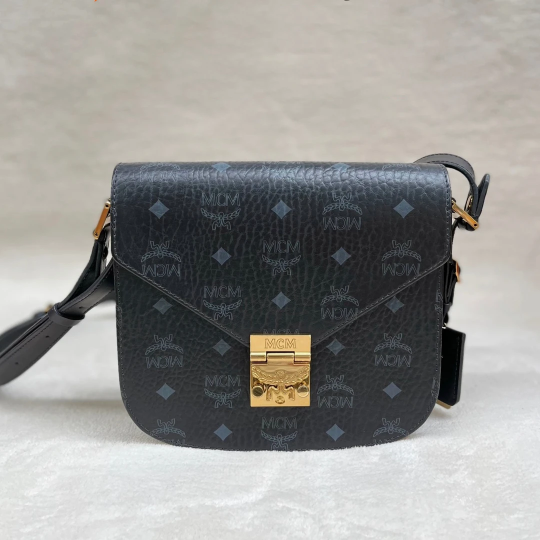 95新 MCM XM/黑色经典满印老花盾牌 马鞍百搭斜挎包/THSS08707004