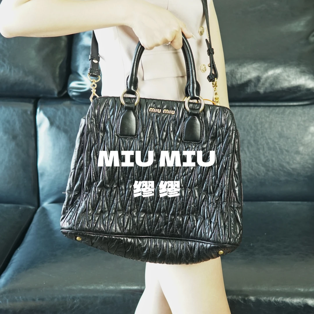 95新 MIU MIU/缪缪 miumiu 黑金褶皱手提斜挎包/ZZ07816045/09
