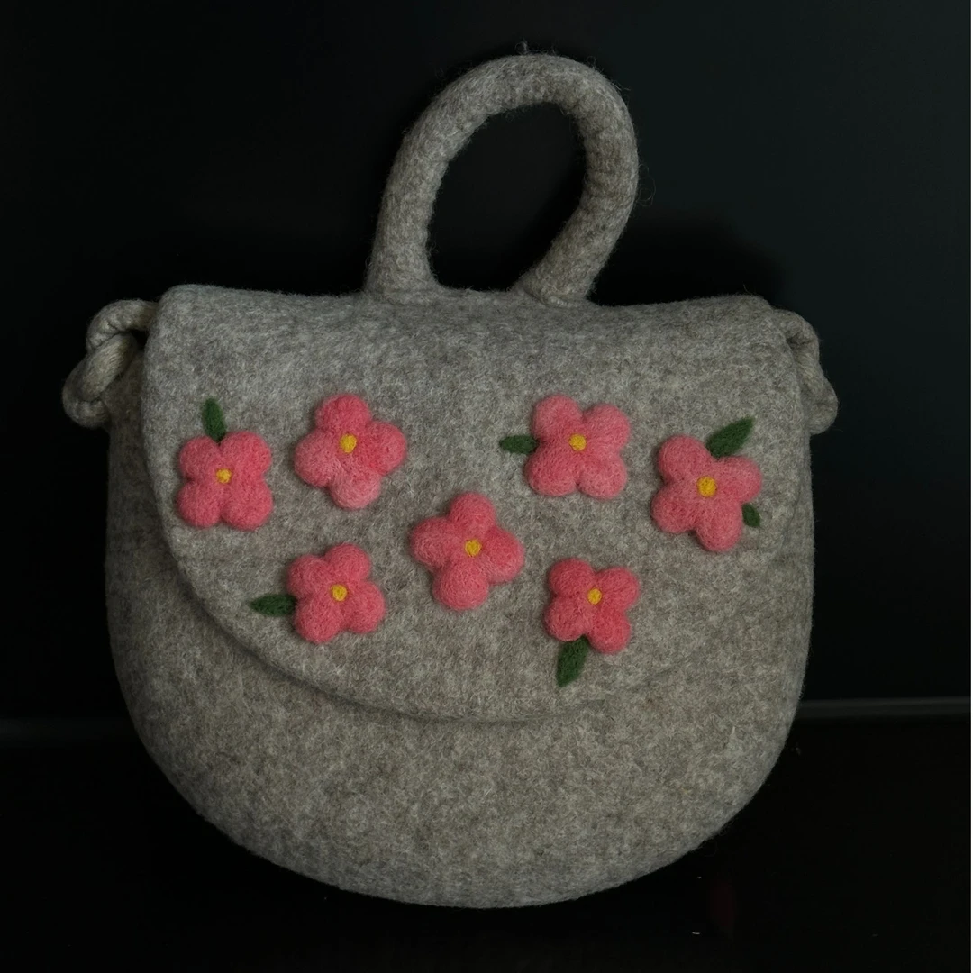 七尺生活 《灰色樱花》 斜挎 手工毛毡包包