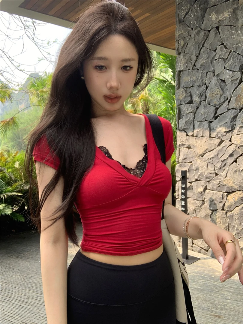 纯欲风辣妹蕾丝拼接V领短袖T恤女夏季设计感修身百搭正肩短款上衣