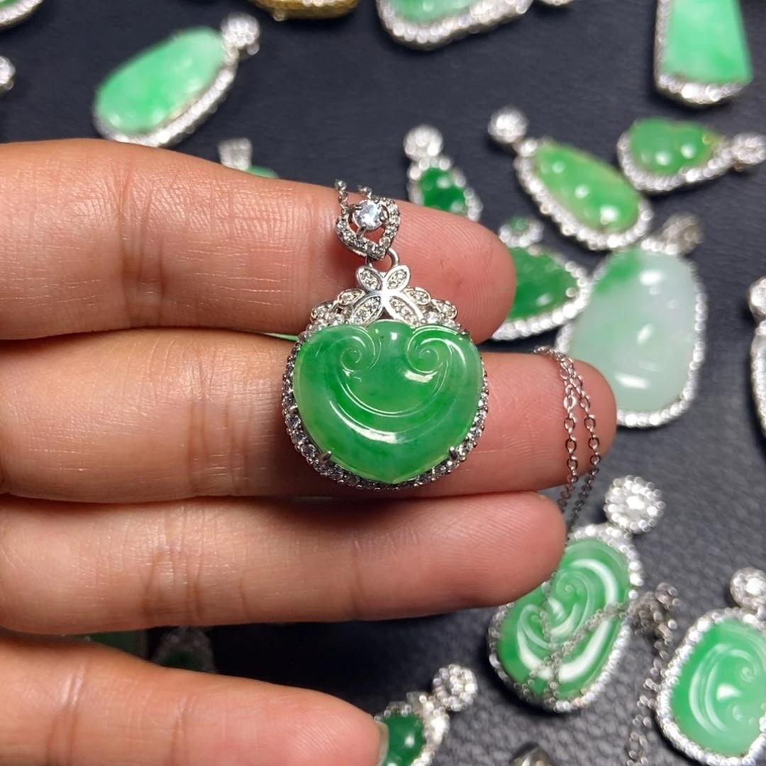 翡翠颈饰未镶嵌如意头