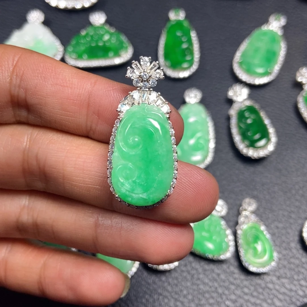 翡翠颈饰未镶嵌如意