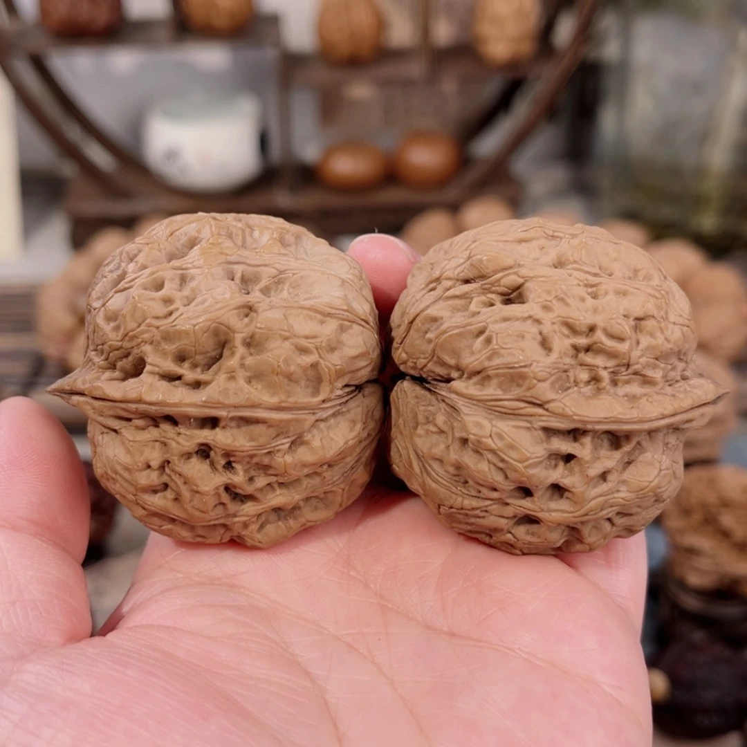 【闪购商品】文玩核桃把件哀牢铁、金丝绣球、落花流水