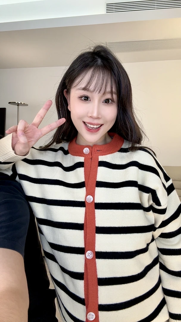 孕妇毛衣秋冬新款时尚条纹开衫减龄百搭显瘦孕妇上衣针织衫外套
