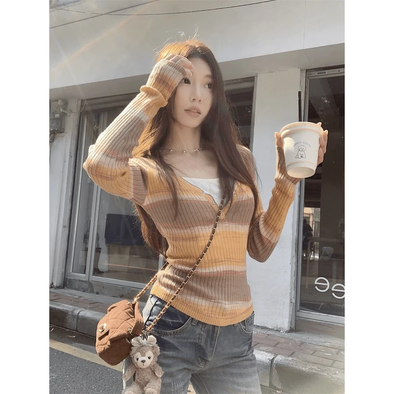 小众撞色条纹长袖针织衫女秋季新款气质休闲假两件拼接V领打底衫