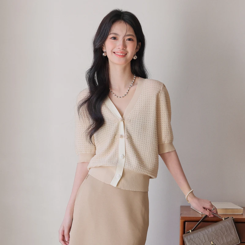 XG雪歌浅米色短款V领毛针织衫春季新款修身薄款开衫外套女装