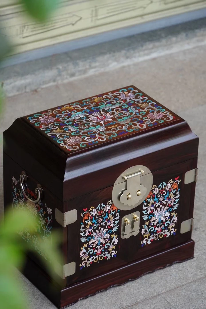 大红酸枝彩贝嵌西番莲中官皮规格:34*24*34cm