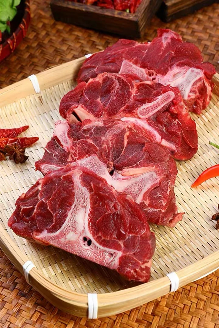 新鲜的现切的满肉牛脖骨无调理无注水